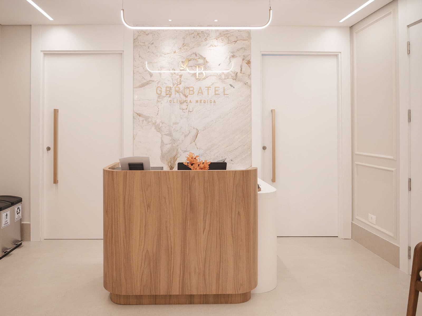 Recepção da Clínica Geribatel no Batel, Curitiba - Ambiente acolhedor e acessível