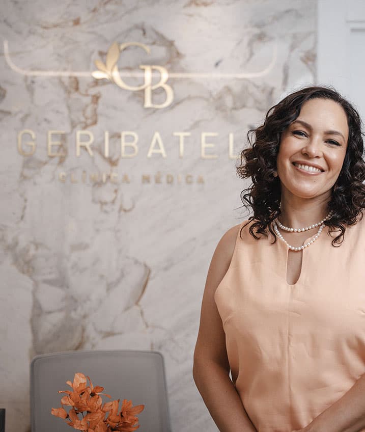 Dra. Débora Lopes realizando atendimento humanizado em geriatria